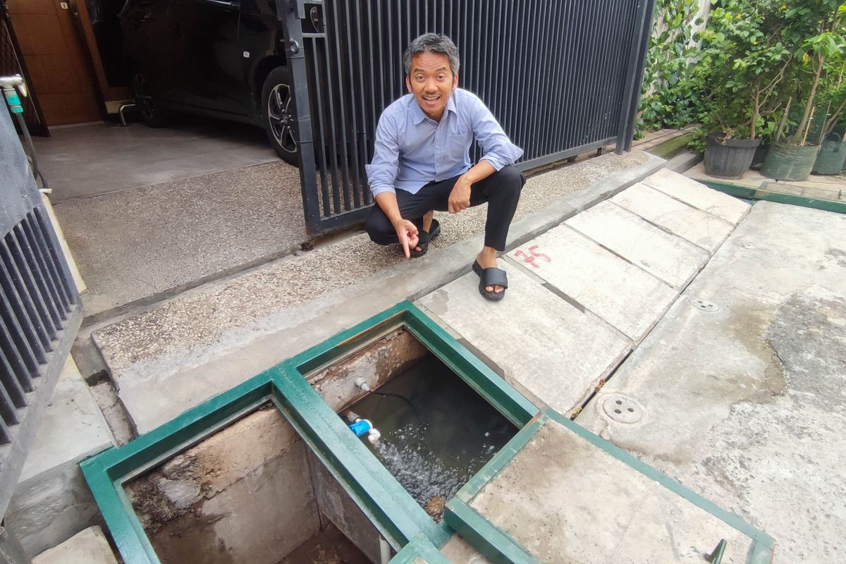 Ketua RT 08 RW 04 Malaka Jaya, Duren Sawit, Jakarta Timur, Taufiq Supriadi,  ketika memperlihatkan kolam ikan di selokan di wilayahnya, Rabu (5/11/2025).
