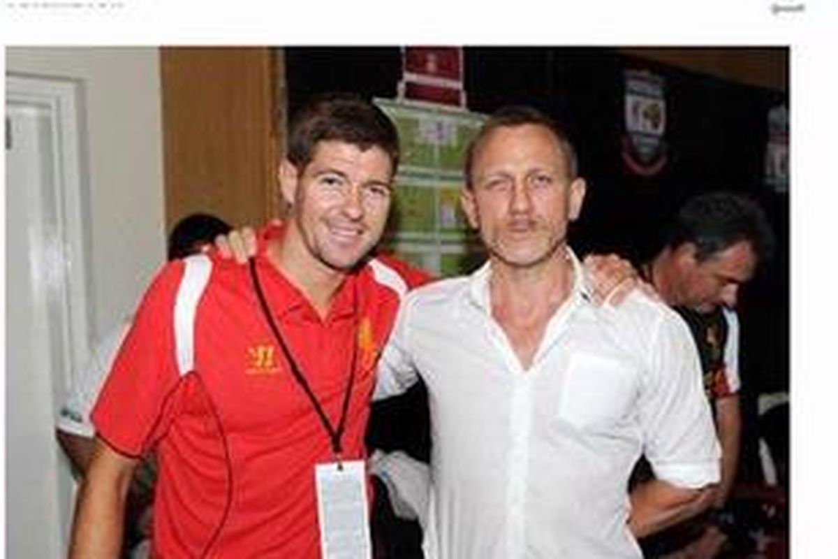 Kapten Liverpool, Steven Gerrard (kiri), dan pemeran James Bond, Daniel Craig, sebelum laga persahabatan Liverpool dan AS Roma di Boston, Rabu (25/7/2012), seperti ditayangkan dalam Tumblr bernama Steven Gerrard.