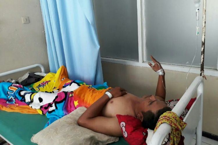 TA (45) masih terbaring di rumah sakit umum daerah (RSUD) Tenriawaru, Kabupaten Bone, Sulawesi Selatan usai memotong alat vitalnya sendiri. Jumat, (7/4/2017).