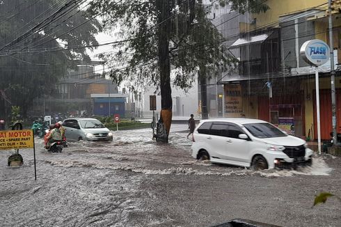 Banjir dan Pohon Tumbang Landa Kota Malang, Banyak Kendaraan Putar Arah Takut Terjang Genangan