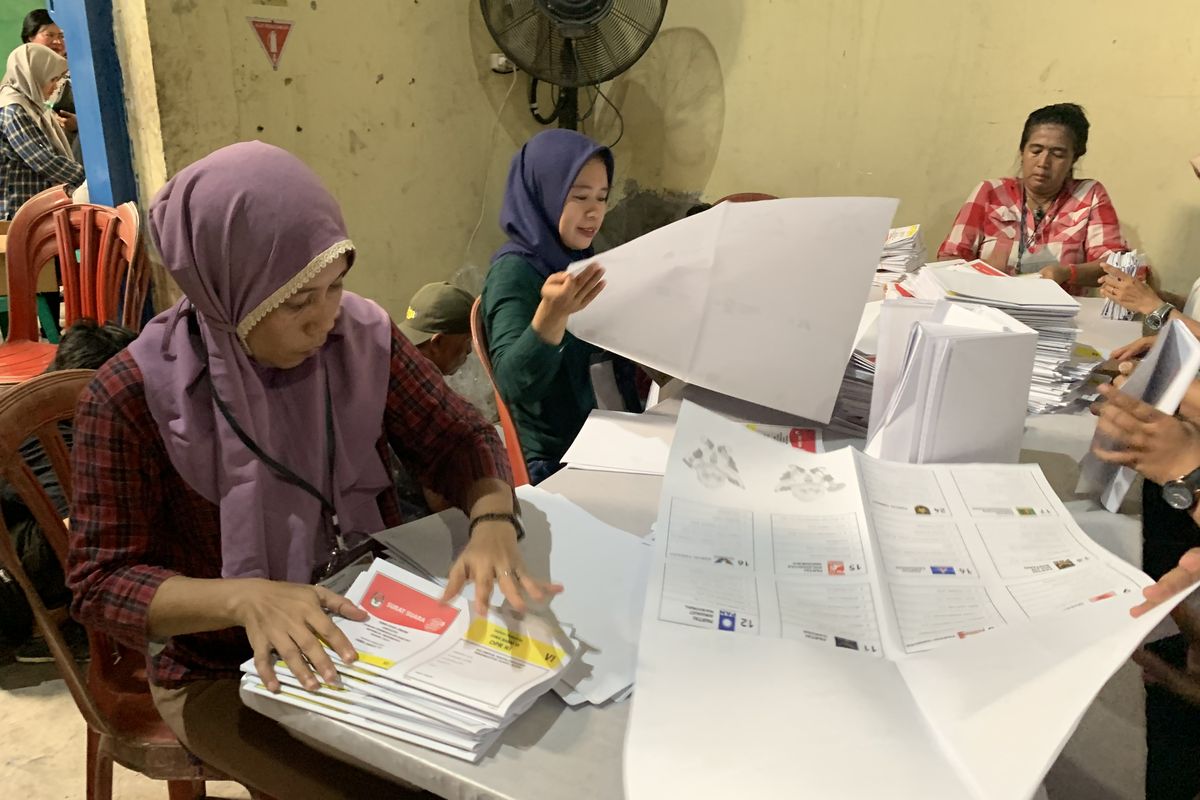 Sortir dan lipat surat suara Pemilu 2024 mulai dilakukan hari ini di Gudang KPUD Kota Bekasi yang berada di Alexindo, Bekasi Utara, Senin (8/1/2024).