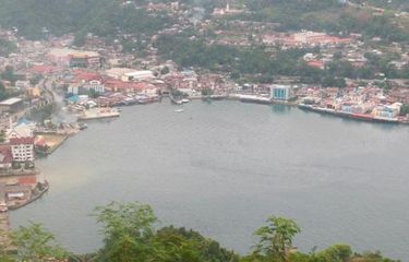 Pemandangan pusat Kota Jayapura dari bukit di daerah Polimak, Distrik Jayapura Selatan. Jayapura merupakan pusat pemerintahan Provinsi Papua yang juga mempunyai nama lain Port Numbay.