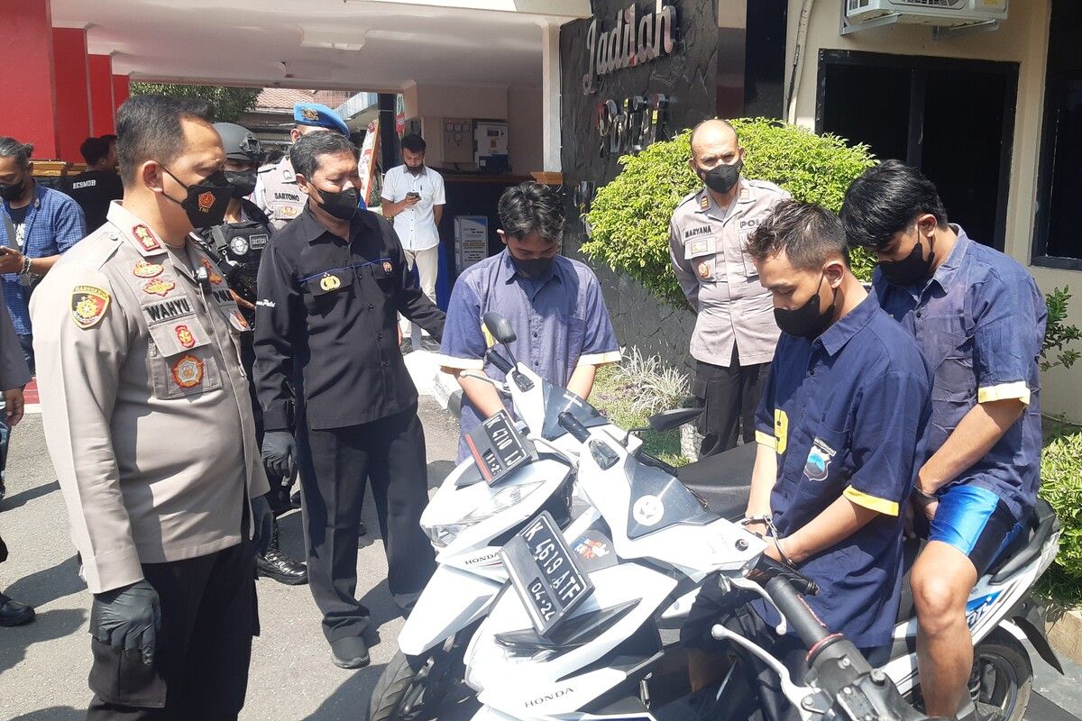 Kapolres Sukoharjo AKBP Wahyu Nugroho Setyawan dalam pers rilis kasus tindak pidana pengeroyokan hingga mengakibatkan kematian di Mapolres Sukoharjo, Jawa Tengah, Rabu (7/9/2022). Dalam pers rilis tersangka turut dihadirkan dan memperagakan aksinya.
