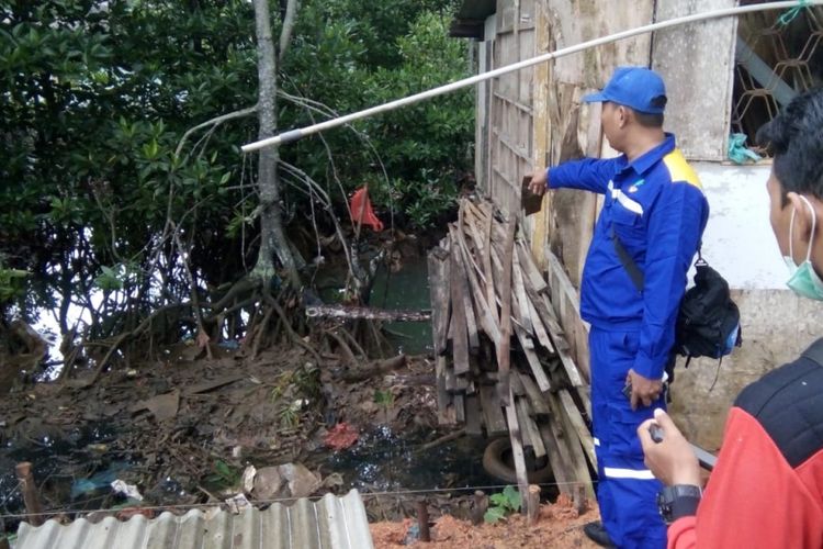 Latifah korban hanyut terbawa arus air hujan di parit akhirnya ditemukan. Jasad almarhummah ditemukan di muara drainase yang berlokasi di belakang rumah warga atau berjarak sekitar 1,5 kilometer dari lokasi korban terjatuh dan hanyut, Rabu (31/10) pagi tadi.