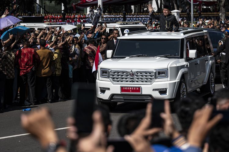 Presiden ke-7 RI Joko Widodo menyapa warga dari sunroof Pindad Maung Garuda saat melintas menuju Lanud Halim Perdanakusuma dari kompleks Istana Merdeka di Jakarta, Minggu (20/10/2024). Joko Widodo bertolak pulang menuju Solo, Jawa Tengah, usai Prabowo Subianto dan Gibran Rakabuming Raka resmi menjabat sebagai Presiden dan Wakil Presiden Republik Indonesia masa bakti 2024-2029. ANTARA FOTO/Aprillio Akbar/YU