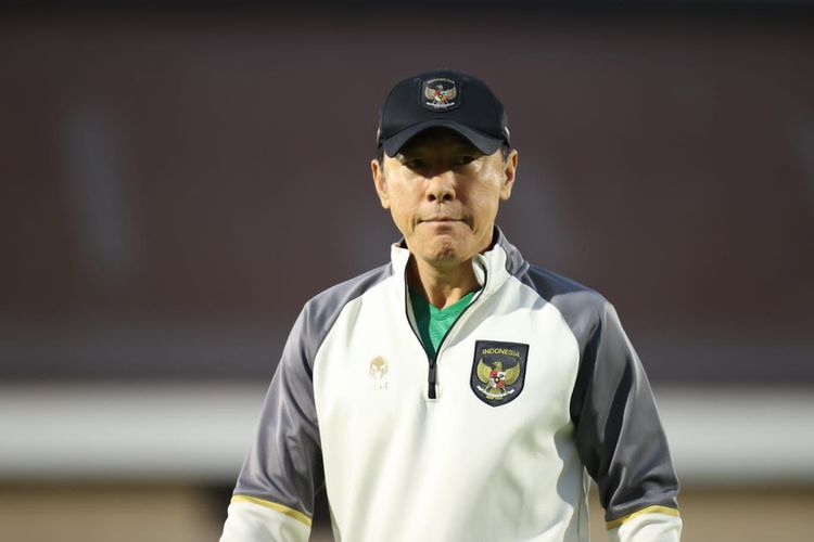 Jelang FIFA Matchday melawan Turkmenistan, pelatih Timnas Indonesia Shin Tae-yong memimpin latihan besama di Lapangan Thor Surabaya, Senin (4/9/2023) petang.