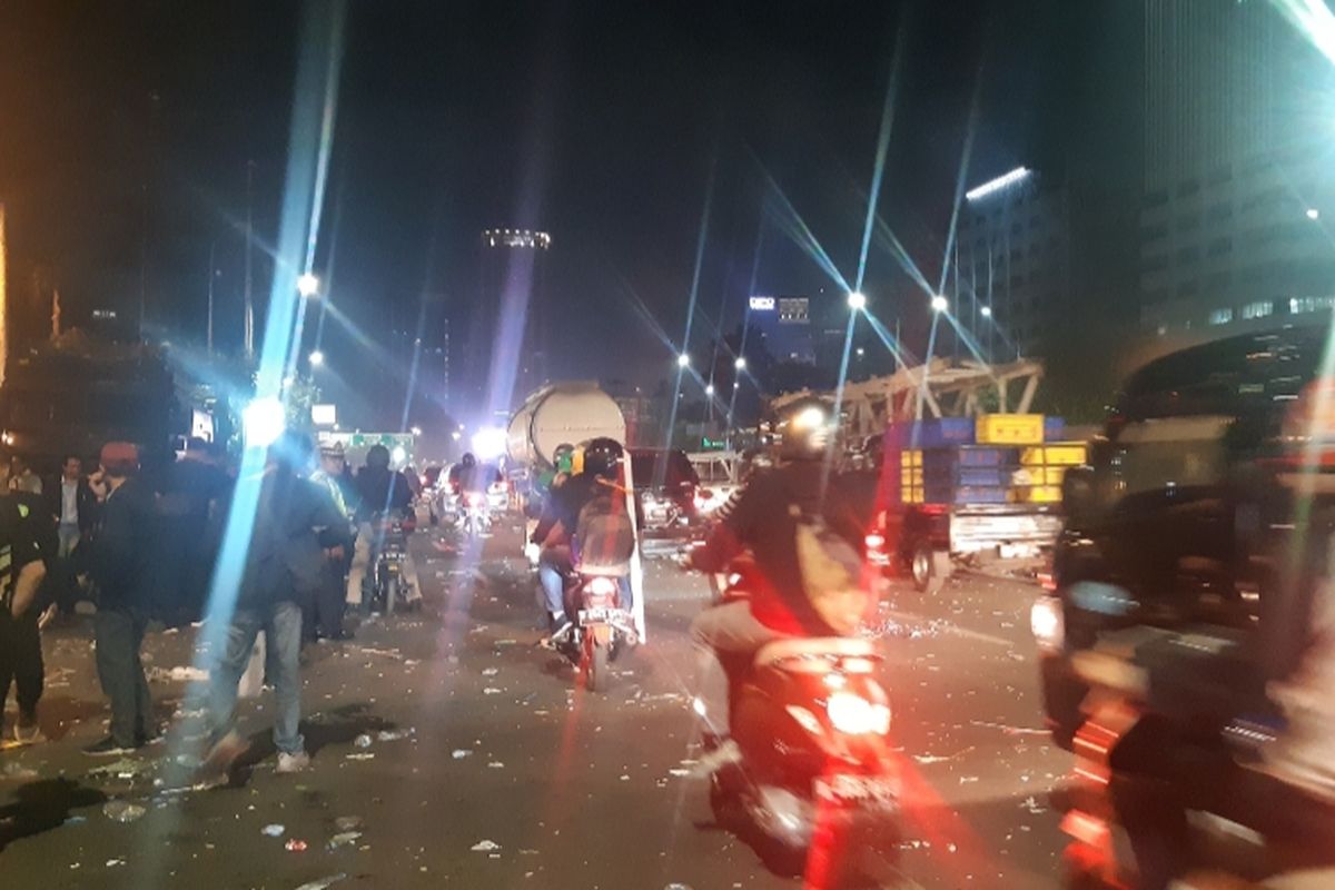 Suasana jalan Gatot Subroto di depan Gedung DPR-MPR mulai dibuka kembali untuk umum, Senin (23/9/2019) malam 