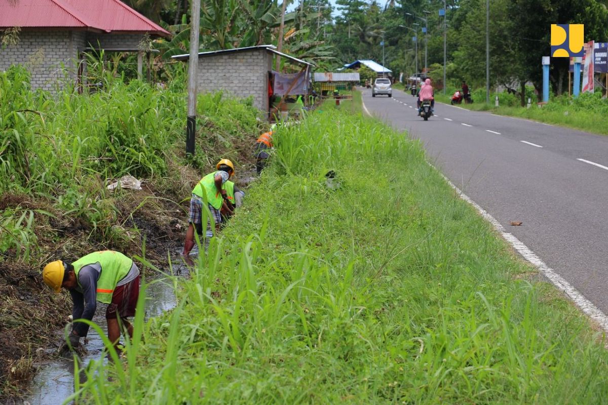 Ilustrasi Program Padat Karya Tunai (PKT) bidang jalan dan jembatan.
