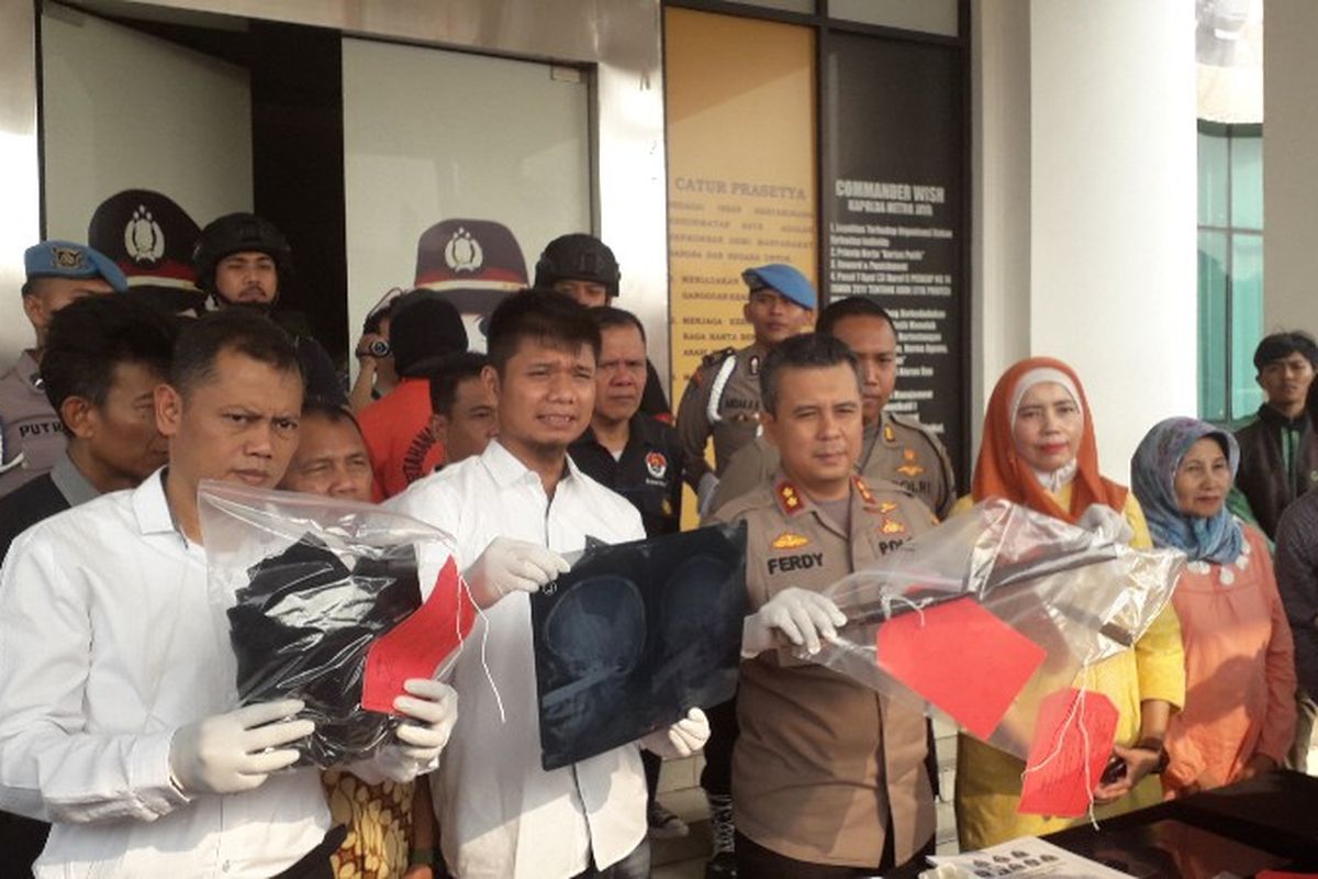 Polres Tangerang Selatan mengungkap kasus tawuran antar SMK Biphuri Tangerang dan SMK Sasmita Jaya 1 di halaman kantor pada Senin (18/8/2018).