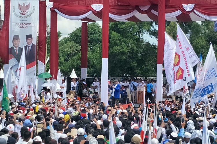 Wakil Ketua Dewan Kehormatan Partai Amanat Nasional (PAN) Amien Rais saat berpidato di kampanye akbar calon presiden nomor urut 02 Prabowo Subianto, di lapangan Stadion Sriwedari, Solo, Jawa Tengah, Rabu (10/4/2019).