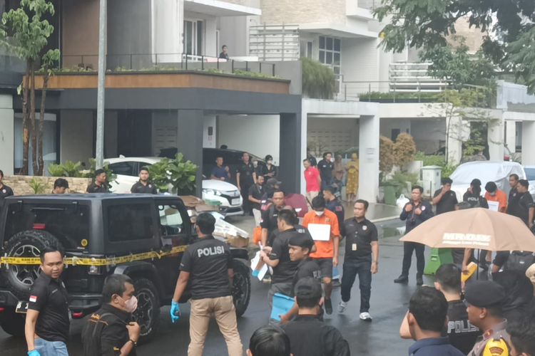 Mario Dandy Satriyo (20), tersangka penganiayaan terhadap D (17) hanya tertunduk lesu saat rekonstruksi di Green Permata Residence, Pesanggrahan, Jakarta Selatan, Jumat (10/3/2023).