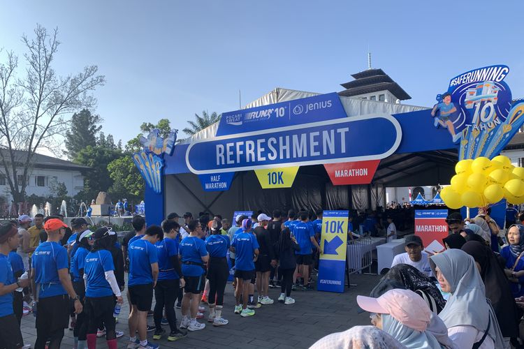 Suasana pasca garis finis di ajang marathon Pocari Sweat Run 2023 di Gedung Sate Bandung, Minggu (30/7/2023).