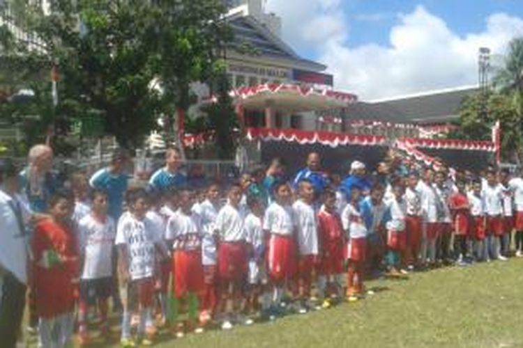 Klub sepak bola divisi lokal dari Belanda SC Jong Ambon menggelar coaching clinic bagi puluhan anak-anak usia dini di Lapangan Merdeka Ambon, JUmat (28/8/2015) 