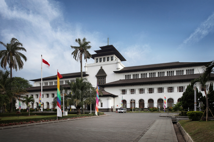 Gedung Sate, salah satu tempat wisata sejarah dekat pusat Kota Bandung, Jawa Barat.