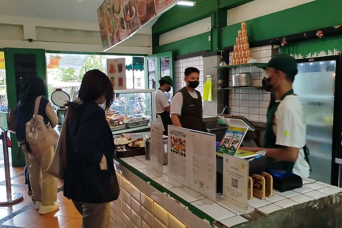 Warung makan Jasa Ayah milik Siti Hajnia yang berlokasi di Jalan Candi Trowulan, Kecamatan Lowowaru, Kota Malang berikan makanan gratis sepuasnya bagi perantauan Aceh.