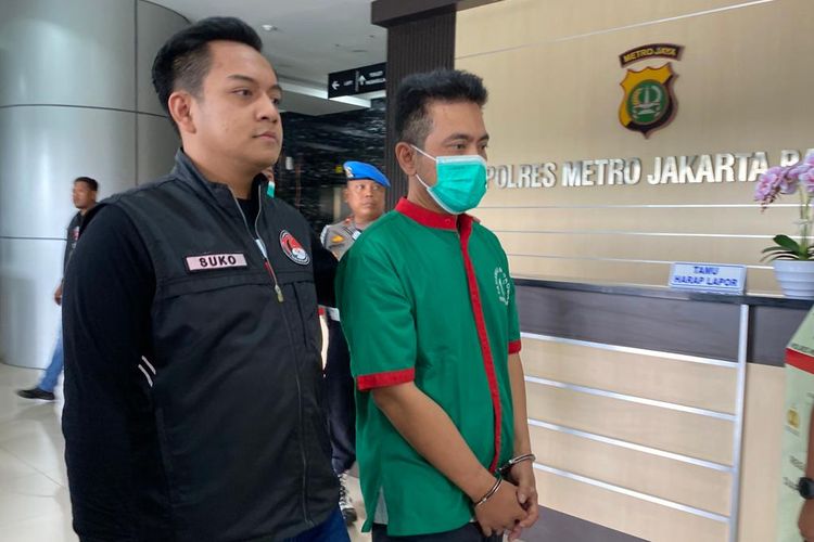 Pesulap Oge Arthemus digiring di Mapolres Metro Jakarta Barat terkait kasus kepemilikan ganja, Selasa (29/8/2023). 