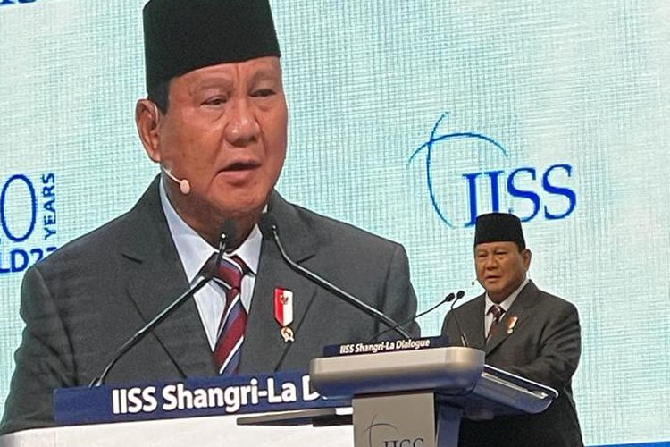Menteri Pertahanan (Menhan) Prabowo Subianto saat menjadi panelis pada pembahasan ?Resolving Regional Tensions? di Pertemuan Shangri-La Dialogue di Singapura, Sabtu (3/6/2023).