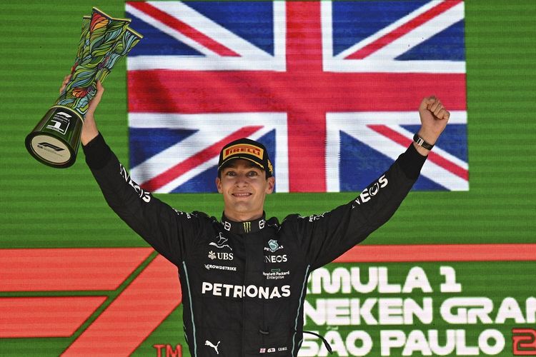 Pebalap tim Mercedes George Russell merayakan kemenangan dalam balapan Formula 1 atau F1 GP Brasil yang berlangsung di Sirkuit Jose Carlos Pace, Sao Paulo, Minggu (14/11/2022) dini hari WIB.