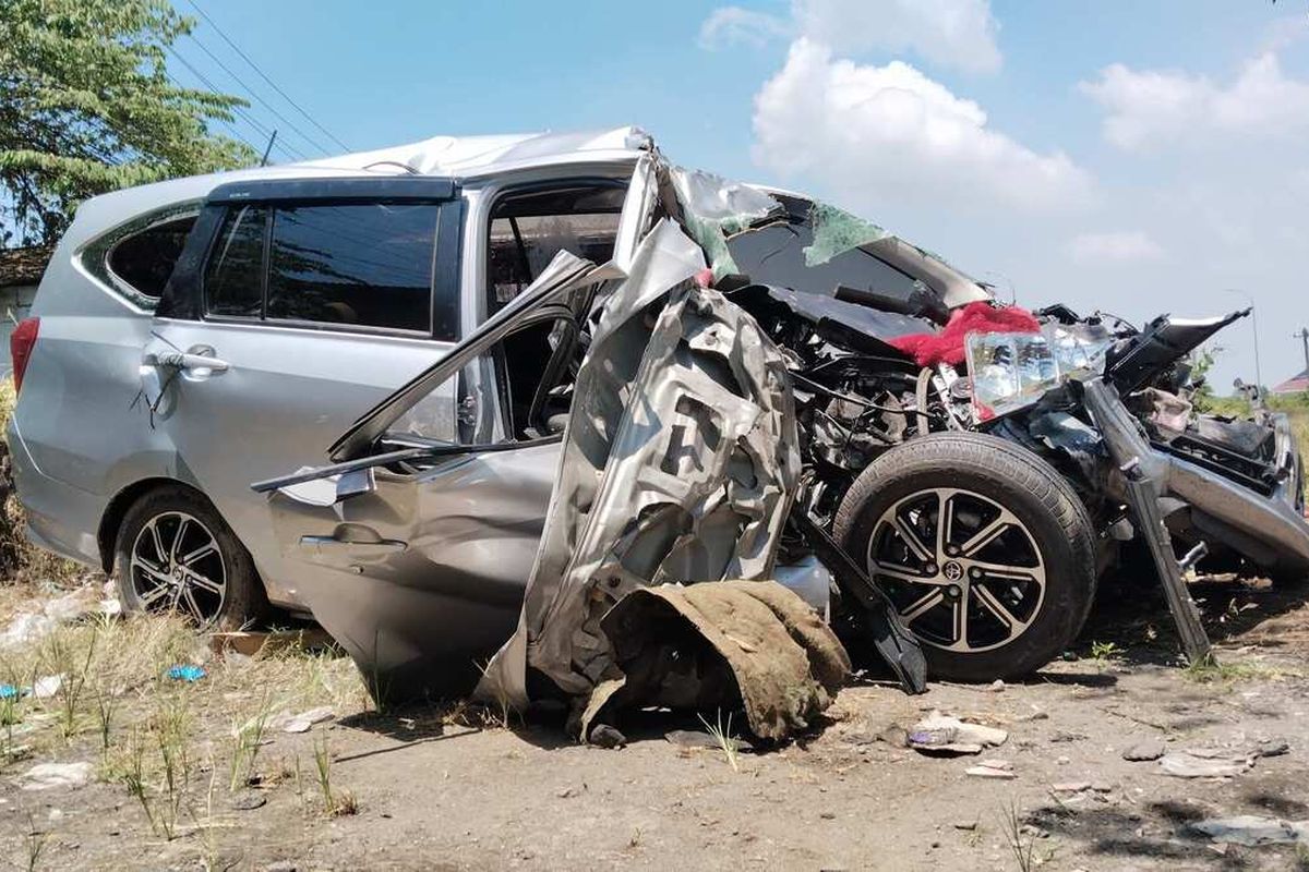 Barang bukti kecelakan di jalan tol Pemalang-Batang minus Calya Nopol B 2399 FFR ruskak berat
