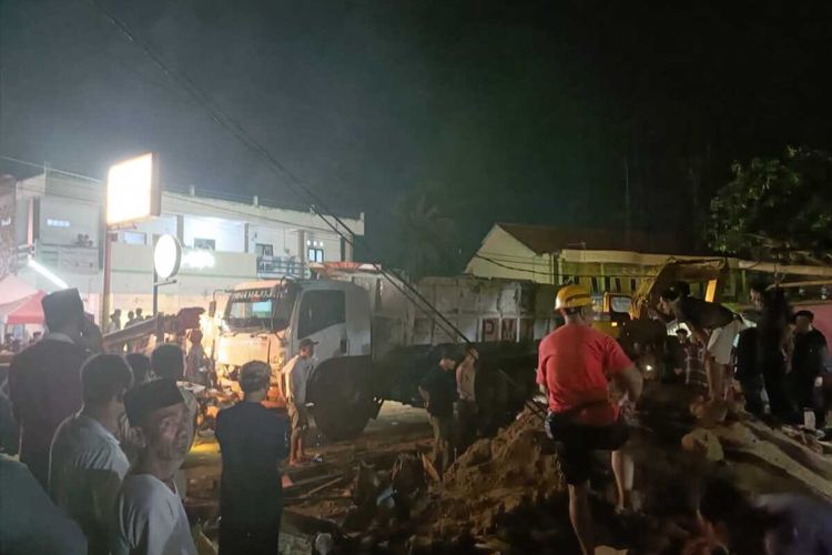 Truk pengangkut tanah mengalami kecelakaan di depan RSUD Banten yang menyebabkan dua orang tewas. Keduanya tewas karena tertimbun material.tanah yang tumpah dari truk.