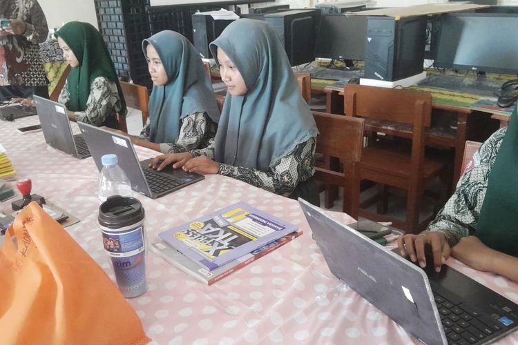 Siswa SMAN 4 Bangkalan saat belajar Chromebook 