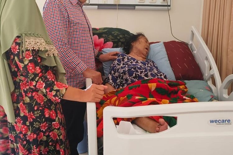 Sujatno menjenguk legenda Gunung Lawu Mbok Yem. Mantan Ketua DPRD Kabupaten Magetan dari PDI P tersebut mengenal langsung Mbok Yem saat mendaki puncak Gunung Lawu di awal tahun 2000 an. Dia mengaku kagum dengan dedikasi dan perjuangan Mbok Yem untuk GUnung Lawu dengan membuka warung untuk menyedikan menu makan dengan harag murah bagi pendaki.