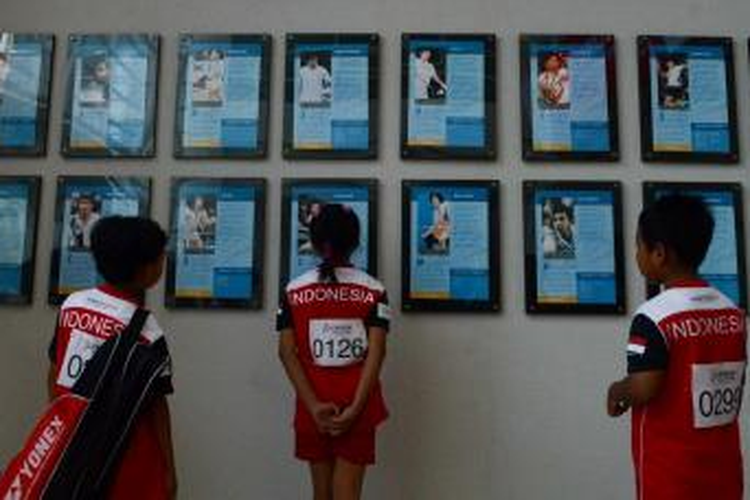 Ilustrasi audisi PB Djarum: Anak-anak peserta Audisi Umum Djarum Beasiswa Bulu Tangkis 2015 melihat sejumlah foto bintang bulu tangkis Indonesia di GOR Djarum, Kabupaten Kudus, Jawa Tengah, Senin (31/8/2015). 