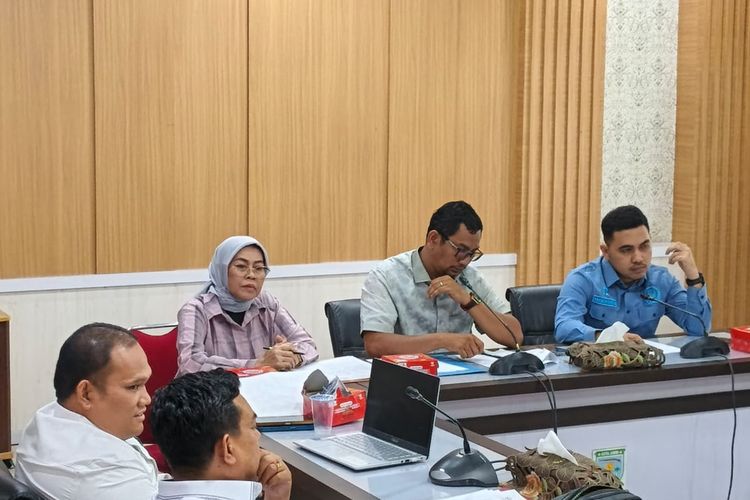 Karyawan Resto di Jambi Mengadu ke DPRD, Diupah Rp1 Juta dan Dipaksa Pulang Tanpa Baju