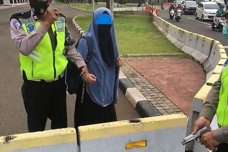 Seorang perempuan diduga membawa senjata api ditangkap Polisi Lalu Lintas dan anggota Pasukan Pengamanan Presiden (Presiden) karena mencoba menerobos masuk ke area Istana Negara, Selasa (25/10/2022).