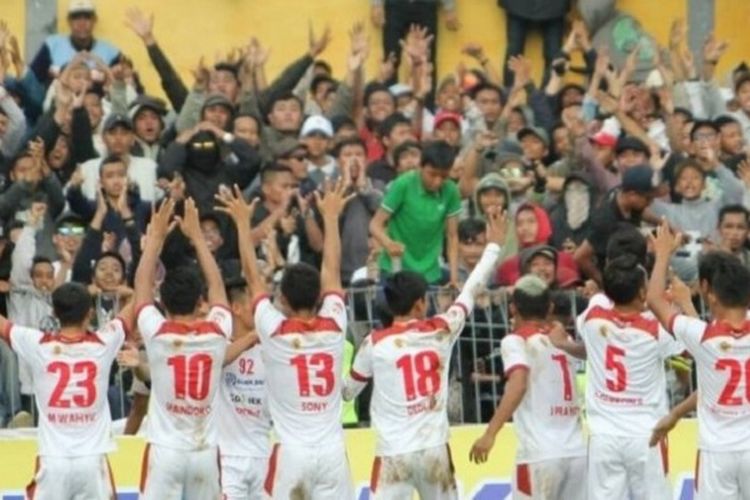 Para pemain Persis Solo memberikan penghormatan ke pendukungnya seusai memenangi laga kontra tuan rumah Sragen United pada laga Liga 2 di Stadion Taruna pada Minggu (30/4/2017) sore.