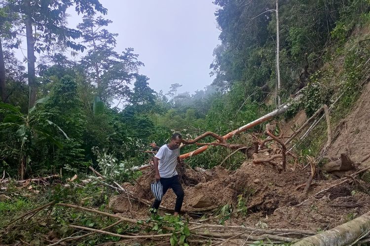 Anggota Bawaslu Manokwari Selatan Papua Barat yang menerobos Timbunan Longsor di jalan trans Papua Barat penghubung Kabupaten Mansel dan Pegunungan Arfak 
