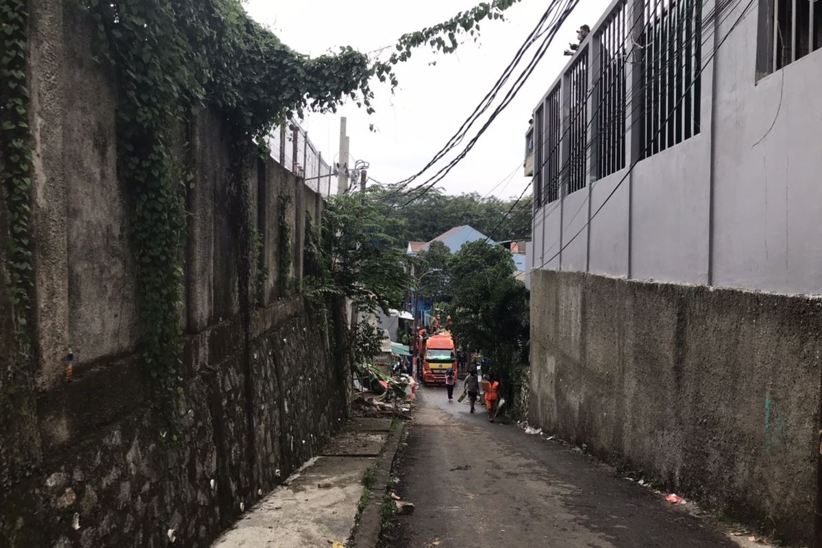 Kondisi Jalan Damai 2 RT 04/RW 012, Ciganjur, Jagakarsa, Jakarta menuju area perkampungan yang terdampak banjir dan longsor.