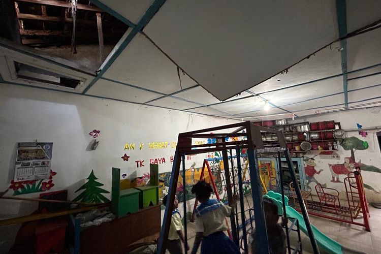 Atap Lapuk dan Plafon Lepas, 28 Siswa TK Gaya Baru III Solo Belajar dalam Kecemasan