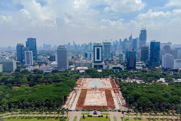 Sisi selatan kawasan Monas yang sedang direvitalisasi. Sebelumnya, kawasan tersebut merupakan sebuah area pepohonan rindang, Jakarta, Rabu (29/1/2020).