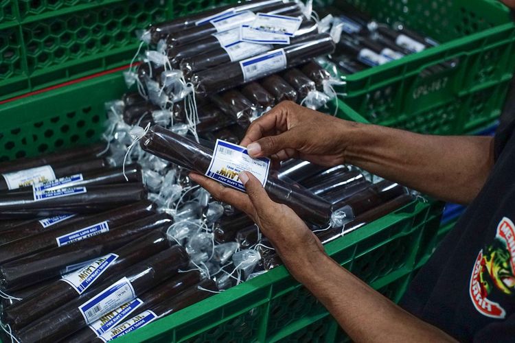 A number of workers package dodol and basket cakes at the Ny Dodol and Cake production house. Lauw (LKW), in Tangerang, Banten, Friday (17/1/2025).