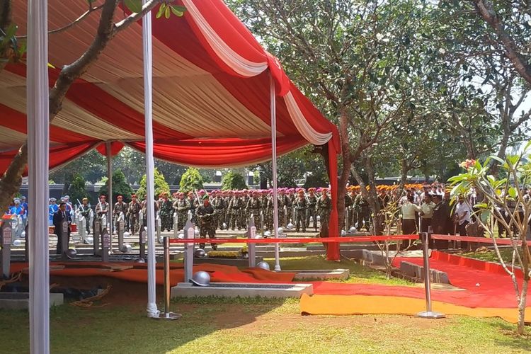 Pasukan TNI gladiresik jelang upacara pemakaman BJ Habibie di TMP Kalibata, Kamis (12/9/2019) siang.