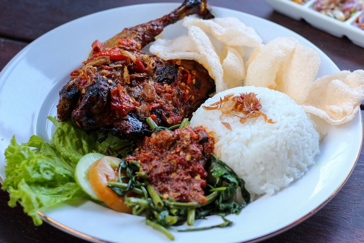 Ilustrasi ayam bakar taliwang dengan plecing kangkung.