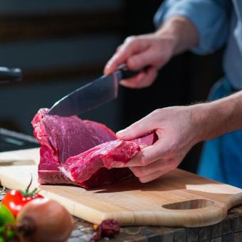 Ilustrasi memotong daging sapi. 
