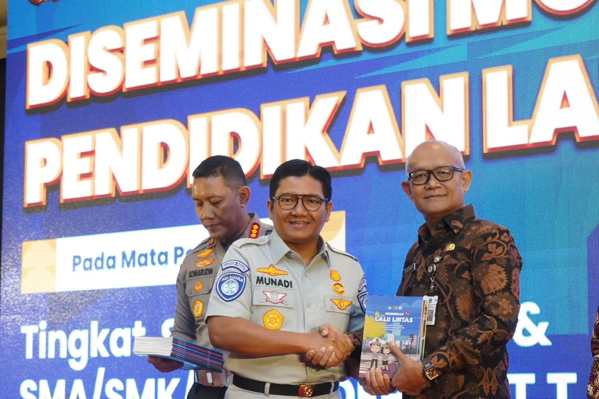 Direktur Hubungan Kelembagaan Jasa Raharja Munadi Herlambang (tengah) dalam kegiatan Diseminasi Model Integrasi Pendidikan Lalu Lintas di Surabaya, Jawa Timur, Kamis (1/2/2024). 