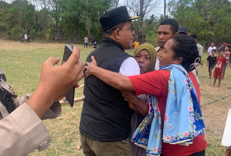 Saat Penyintas Gempa Peluk Gubernur NTT, 'Pak Bantu Kami'