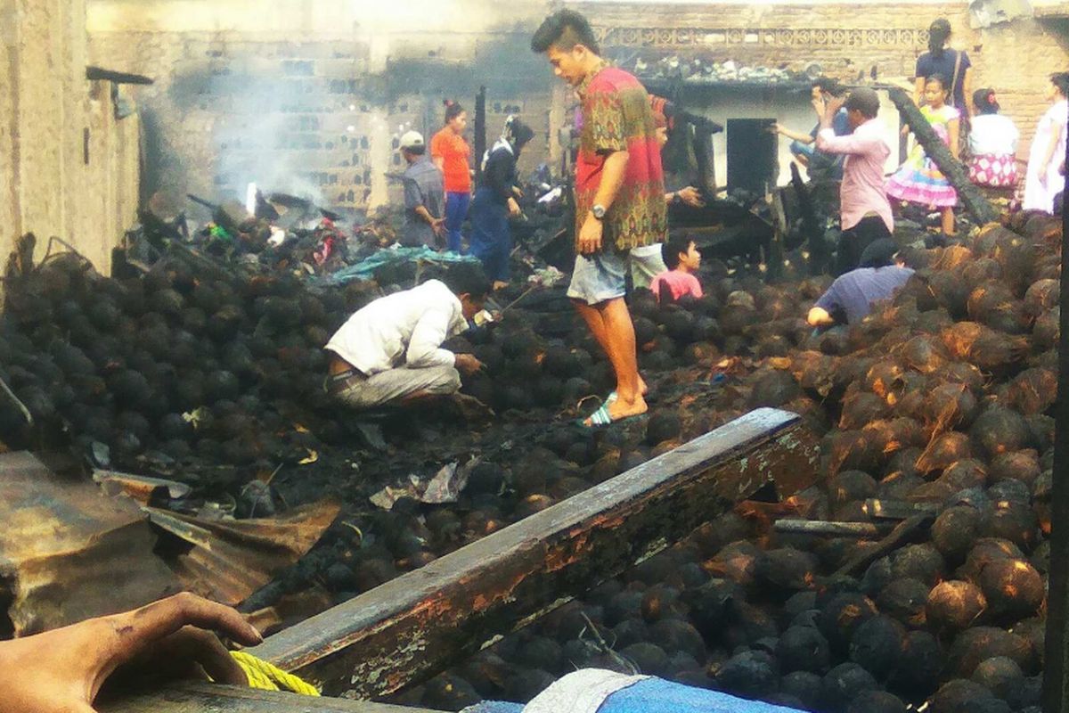 Warga di lapak kelapa di Pasar Kebayoran Lama mengais sisa barang dari tempat tinggal mereka yang terbakar pada Kamis (22/6/2017) dini hari.