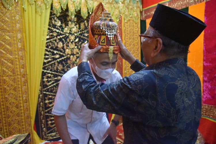 Gubernur Jawa Tengah, Ganjar Pranowo, dianugerahi sebagai warga kehormatan Aceh dalam sebuah prosesi peusijuek (tepungtawari) di kediaman Rektor Universitas Malikussaleh, Prof Dr Herman Fithra di Lhokseumawe, Sabtu (9/4/2022) malam. Peusijuek adalah salah satu upacara adat Aceh.