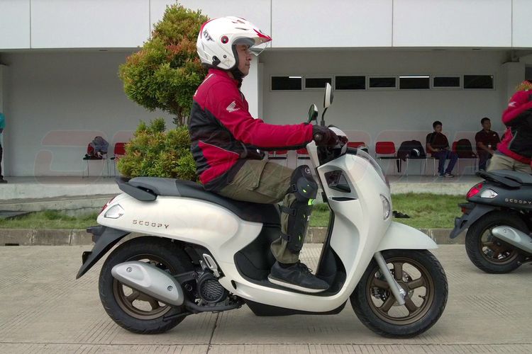 Segitiga berkendara Honda Scoopy model baru