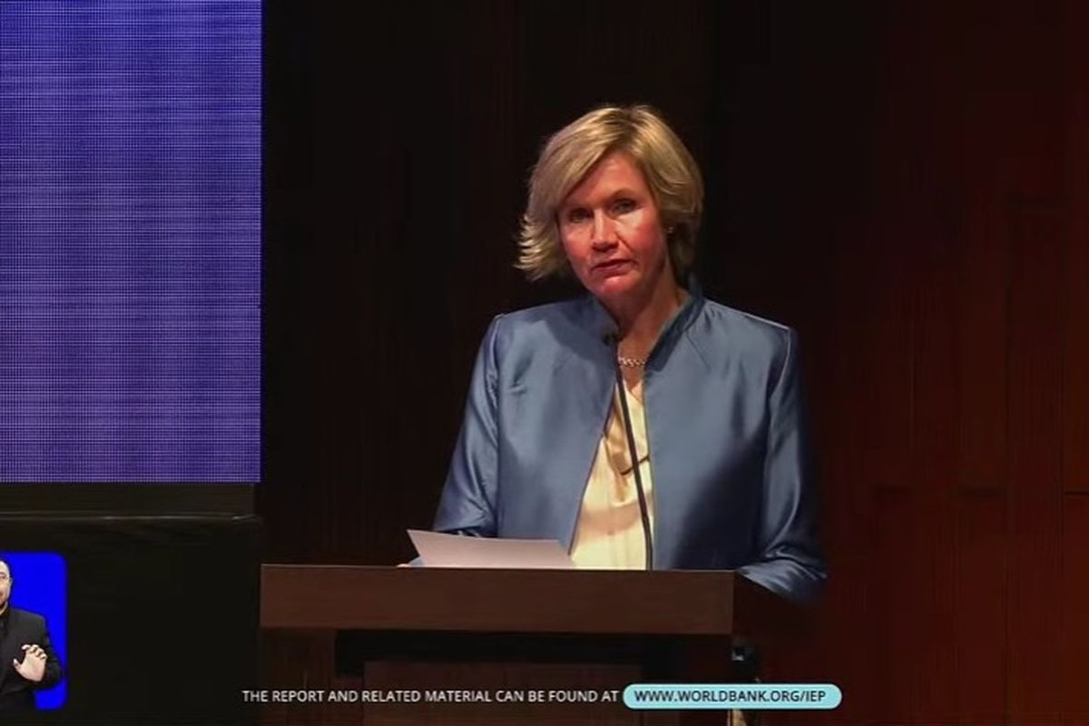 Direktur Bank Dunia untuk Indonesia dan Timor-Leste Satu Kahkonen saat acara peluncuran Laporan Bank Dunia: Indonesia Economic Prospect edisi Desember 2022 di Energy Building, Jakarta, Kamis (15/12/2022).