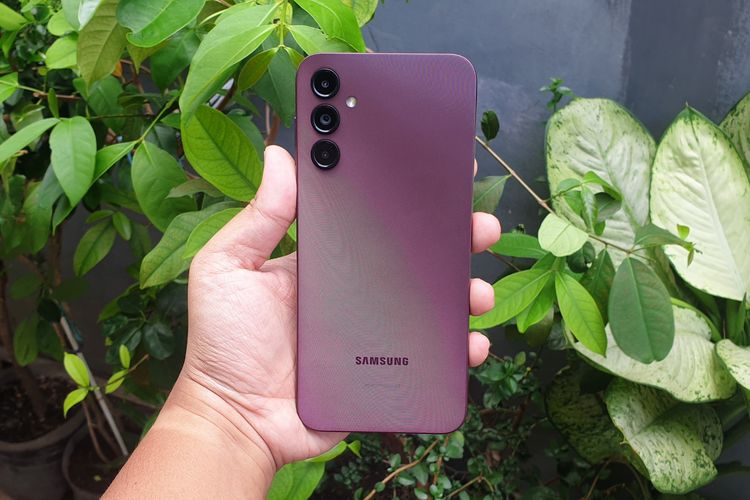 Keindahan Galaxy A14 5G sudah terlihat pada bagian belakangnya. Pasalnya, cangkang ponsel tersebut kini dihiasi dengan tampilan (finishing) glossy yang memiliki tekstur cenderung kasar.

Dengan tekstur seperti itu, perangkat ini nyaman untuk digenggam berlama-lama. Selain itu, cangkang ponsel ini juga ramah dengan minyak dan sidik jari. Artinya, pengguna tak perlu sering-sering membersihkan cangkan ponsel dari bekas jari yang menempel. 
Hal menarik lainnya dari punggung Galaxy A14 5G adalah varian warna yang disediakan. Kebetulan KompasTekno mendapatkan varian warna baru Galaxy A14 5G, yaitu Dark Red.

Varian warna ini terlihat cukup elegan dan cantik, lantaran mirip dengan warna merah gelap nan mewah ala warna Burgundy di Galaxy S22 Ultra. Selain warna ini, Galaxy A14 5G juga tersedia dalam varian warna Silver dan Black.