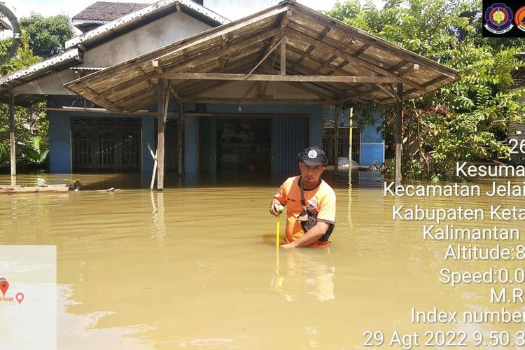 Sejumlah wilayah di Kecamatan Jelai Hulu, Kabupaten Ketapang, Kalimantan Barat (Kalbar) terendam banjir, sejak Minggu (28/8/2022). 