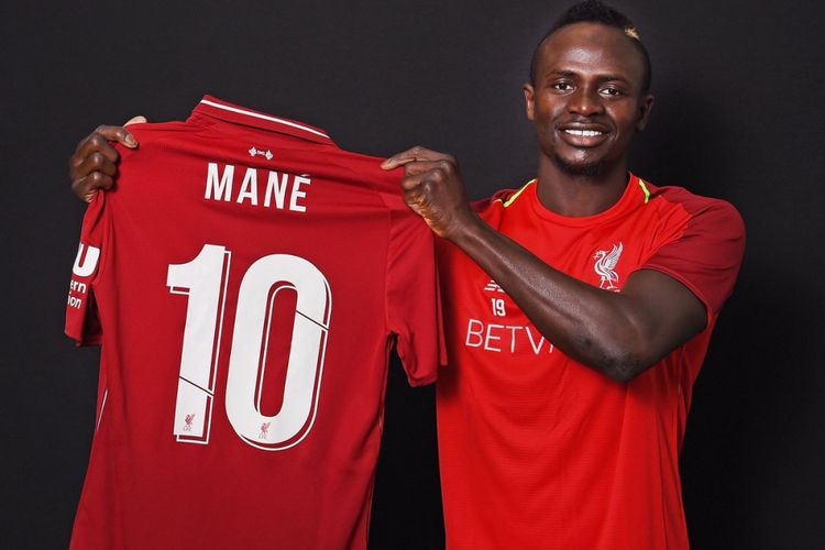 Dilansir dari situs web resmi Liverpool FC, Jumat (20/9/2018), Sadio Mane akan memakai nomor kostum 10 untuk musim 2018-2019. 