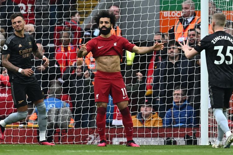 Reaksi penyerang Liverpool, Mohamed Salah, setelah gagal mengkonversi penalti pada laga lanjutan Liga Inggris kontra Arsenal di Stadion Anfield pada Minggu (9/4/2023) malam WIB.