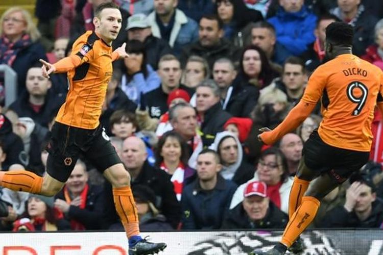 Striker Wolverhampton Wanderers asal Austria, Andreas Weimann (kiri), melakukan selebrasi bersama rekan setimnya yang merupakan striker asal Mali, Nouha Dicko, usai mencetak gol kedua timnya ke gawang Liverpool pada pertandingan babak keempat Piala FA di Anfield, Liverpool, Sabtu (28/1/2017).