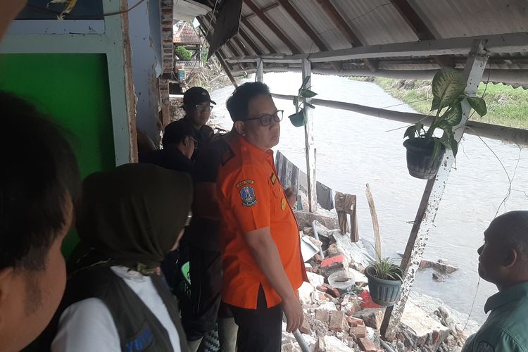 Penjabat (Pj) Gubernur Jawa Timur tinjau lokasi banjir di Lumajang, Minggu (21/4/2024)